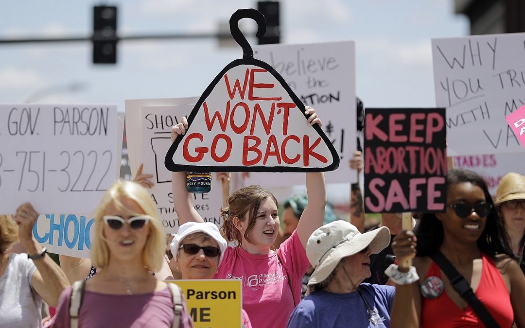 La Corte Suprema de Estados Unidos revocó un fallo que protegía el derecho al aborto en todo el país