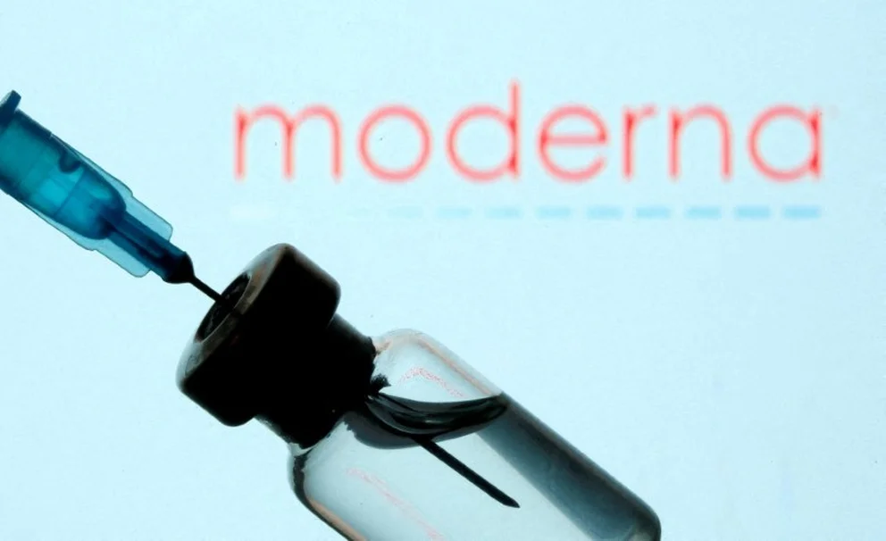 Moderna anunció que su vacuna contra las nuevas variantes del COVID-19 estará lista en agosto.