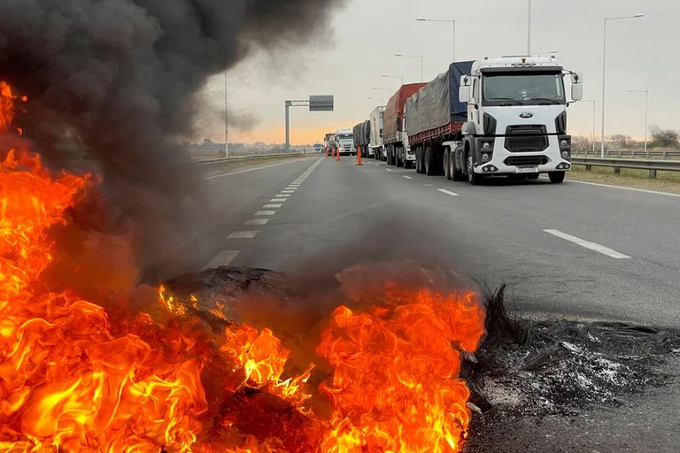 Falta de planificación y de dólares: combo perfecto para una Argentina sin gasoil desde hace dos meses