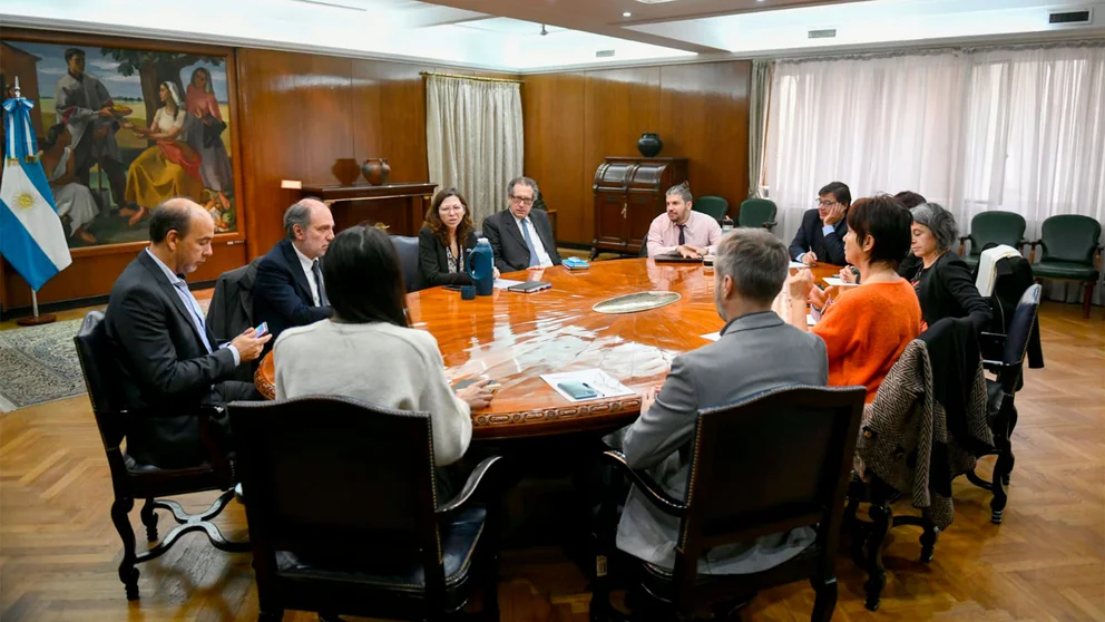 Terminó la reunión del gabinete económico: permitirán a turistas extranjeros vender hasta USD 5.000 a tipo de cambio financiero