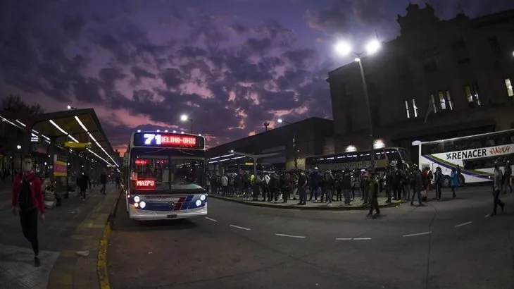 El Gobierno busca destrabar el lockout patronal de 100 empresas de colectivos.