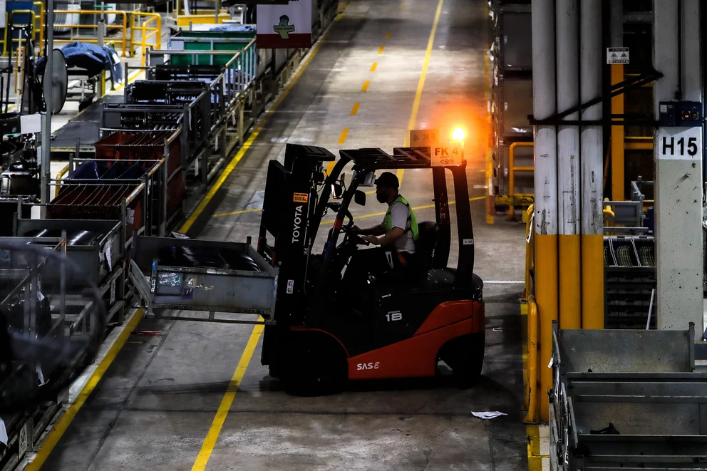 Trabas a las importaciones: se desacelera el crecimiento de la industria por falta de insumos.