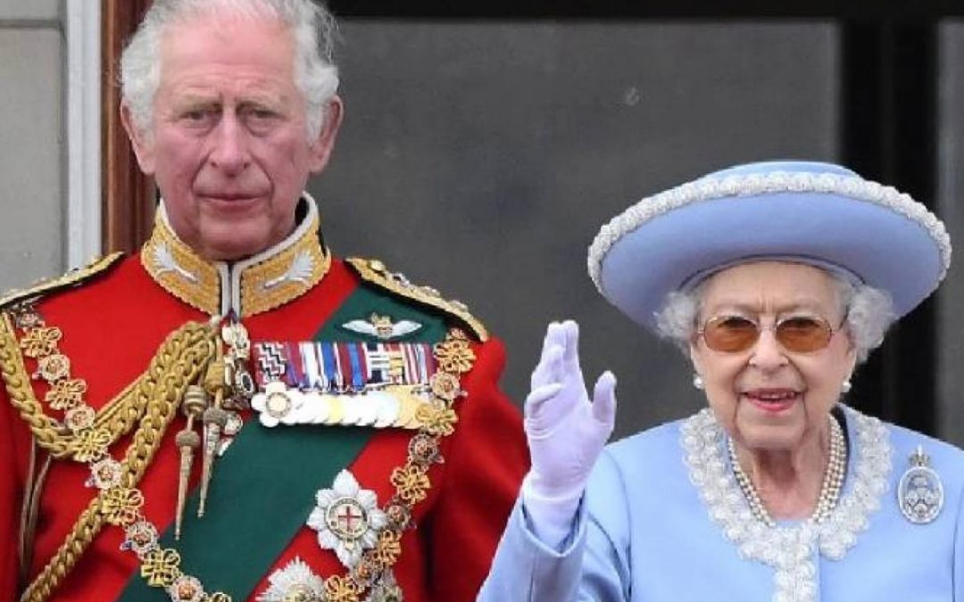 Carlos III aterrizó en Londres, donde será proclamado rey este sábado por la mañana