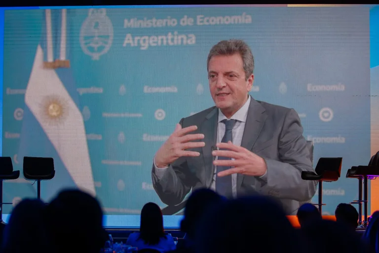 Massa prolonga la paz cambiaria, pero al FMI le preocupa que caiga la demanda de dinero