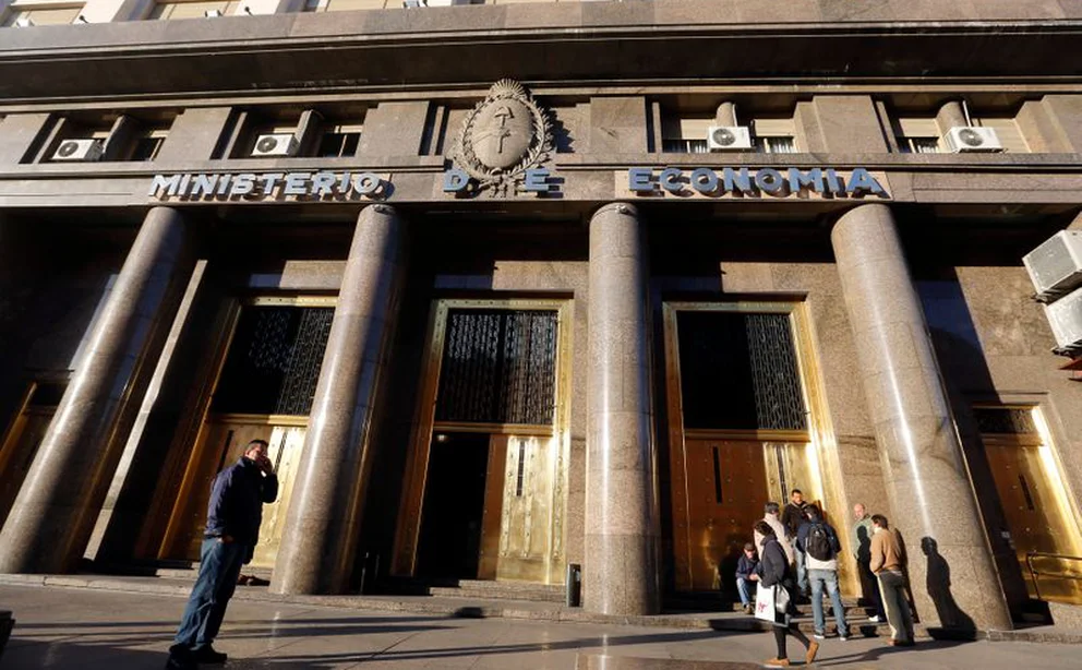 El Gobierno ante una emisión clave de deuda en pesos: qué está en juego en la licitación de hoy