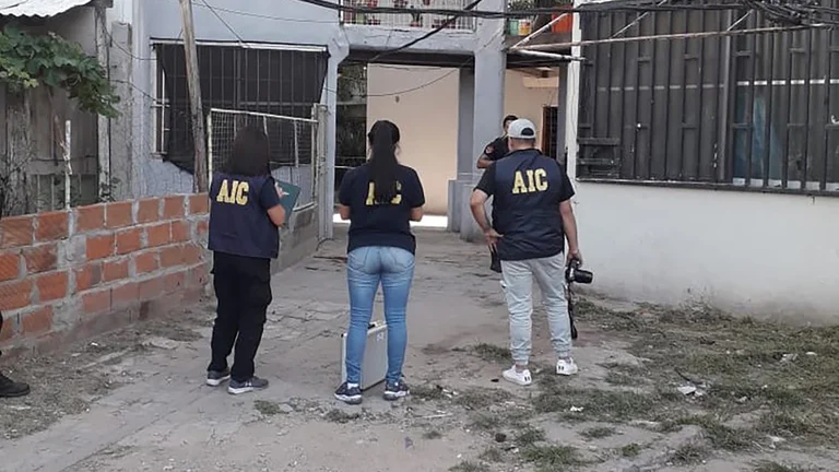 Rosario inviable: asesinaron a dos menores en una ejecución mafiosa con una ametralladora a metros de su escuela