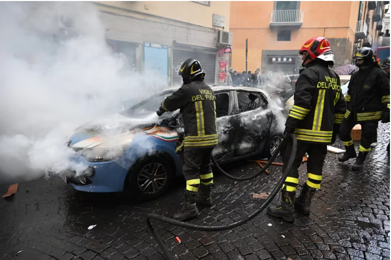 “Infierno”: las escalofriantes imágenes del enfrentamiento entre los ultras del Napoli y el Eintracht Frankfurt antes del partido de Champions