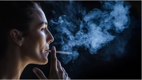 Los factores de riesgo menos pensados que dañan la salud tanto como fumar