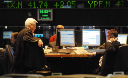 Un banco de inversión internacional recomendó las acciones argentinas, que suben 55% en el año