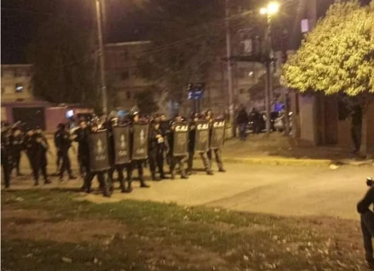 La increíble pelea entre dos mujeres en Rosario que reunió a 300 personas y terminó con balazos de goma