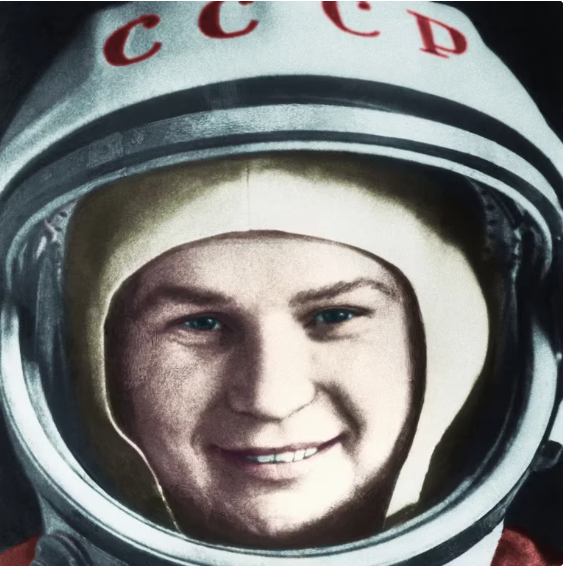 La astronauta a la que los soviéticos le ordenaron tener un hijo con un colega para ver si “nacía normal”