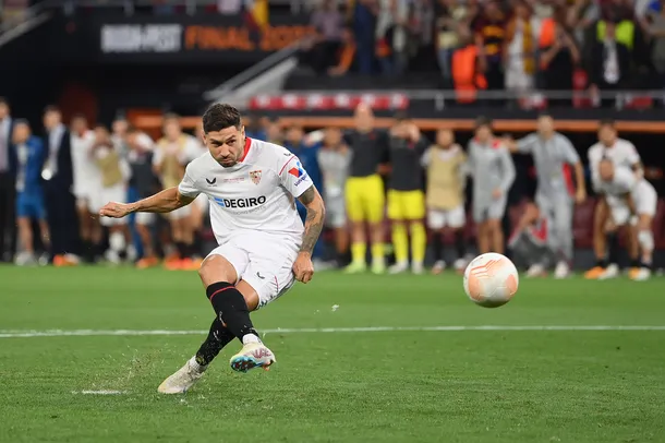 En Sevilla son todos Montiel: otro gol de penal del argentino para ganar el título