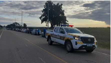 Filas de más de 4 kilómetros para cruzar la frontera: “Con el dinero que comemos un día en Uruguay, comemos 4 en Argentina”