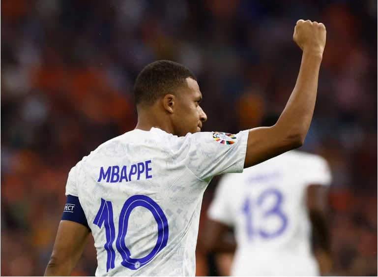 Francia se clasifica con dos golazos de Mbappé