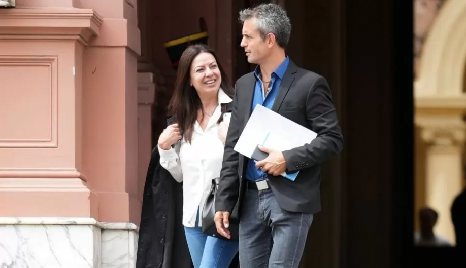 El Gobierno analiza dar un bono de fin de año para los sectores vulnerables