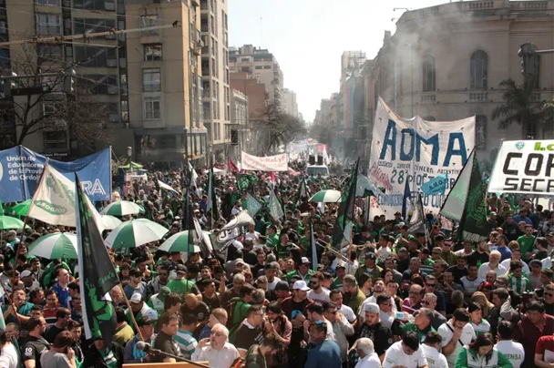 La CGT convoca a un paro general contra el mega DNU de Javier Milei
