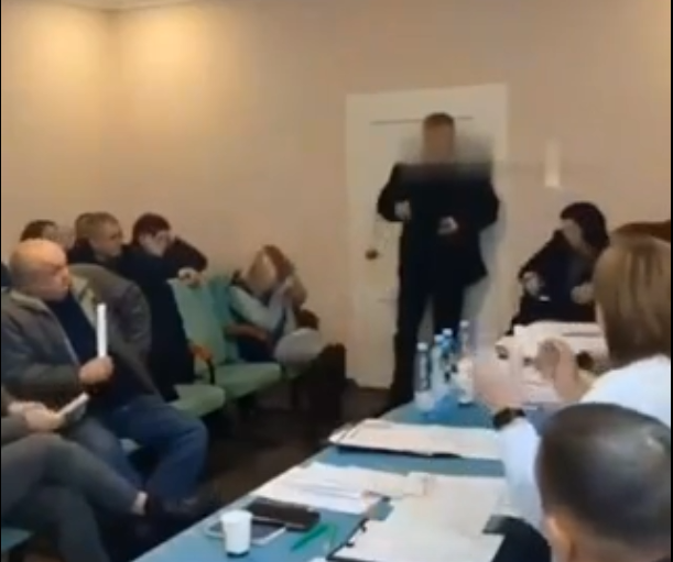 Un diputado detonó varias granadas en un ayuntamiento de Ucrania y dejó al menos 26 heridos