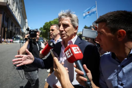 Confirmado: Luis Caputo absorberá por completo el ministerio de Infraestructura luego de la salida de Ferraro