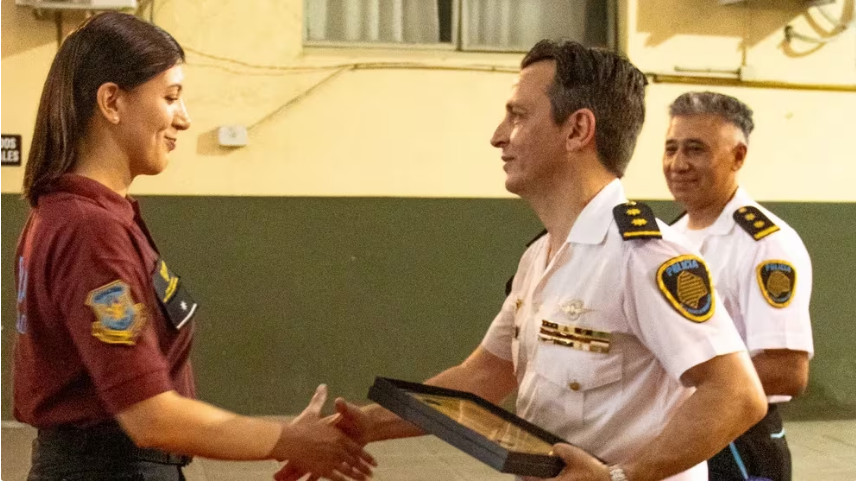 Es la primera mujer de la Policía de la Ciudad con dos títulos terciarios y ahora va por un nuevo desafío