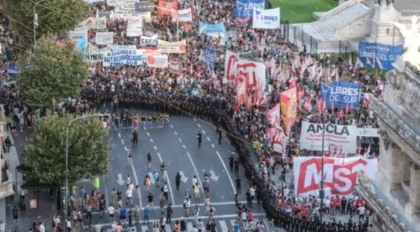 Por tercer día consecutivo, y a pesar de la feroz represión, organizaciones vuelven a marchar al Congreso