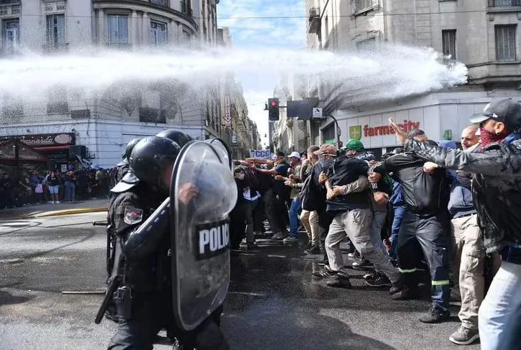 La Policía de la Ciudad reprimió a organizaciones sociales en la 9 de Julio
