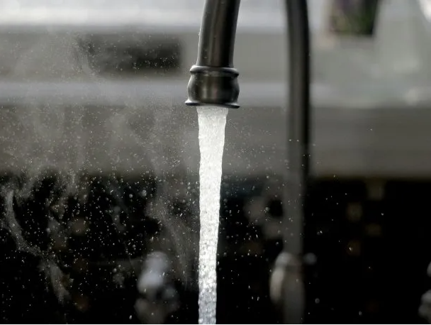 El Gobierno aprobó una suba del agua de más del 200%