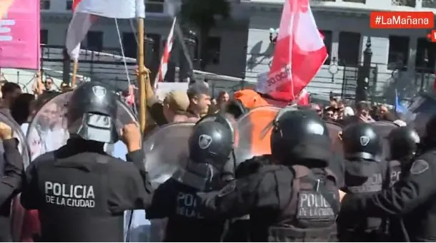 La Policía de la Ciudad reprimió a docentes y jubilados en el Congreso