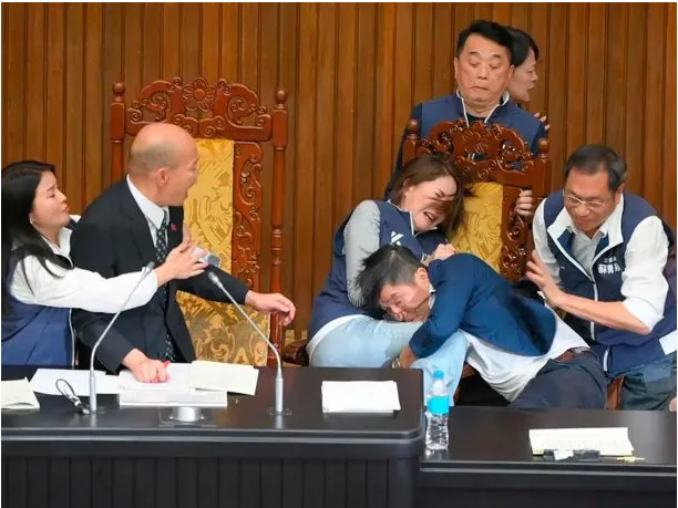 Escándalo en el Parlamento de Taiwán: un legislador robó un proyecto de ley y escapó corriendo