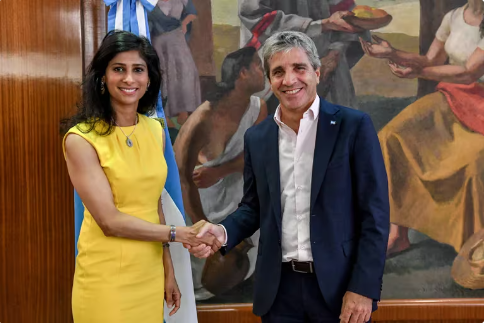 Tras aprobar el desembolso, el FMI pidió flexibilizar la política cambiaria, reducir subsidios y ampliar Ganancias