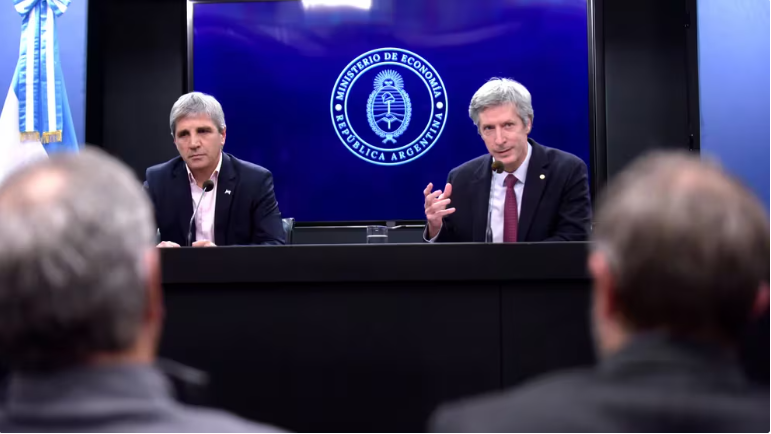 Se demora la puesta en marcha del último anuncio de Luis Caputo