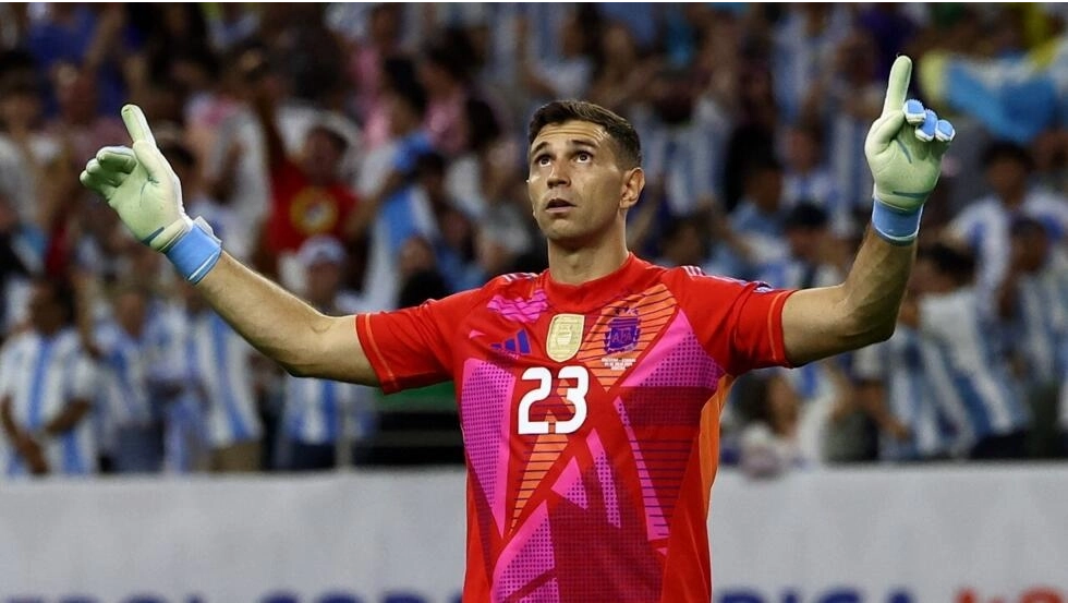 El nuevo show del Dibu Martínez en el triunfo por penales de Argentina ante Ecuador: dos atajadas de lujo, bailecito y un gesto que lo enaltece