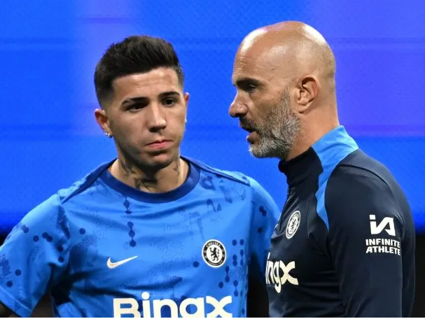 Tras la polémica por racismo, Enzo Fernández volvió a jugar en Chelsea y fue capitán