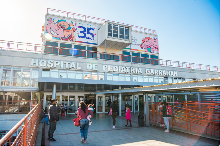 El ministro de Salud Mario Lugones le pidió la renuncia a todos los integrantes del Consejo de Administración del Hospital Garrahan por otorgarse un bono de 500 mil pesos
