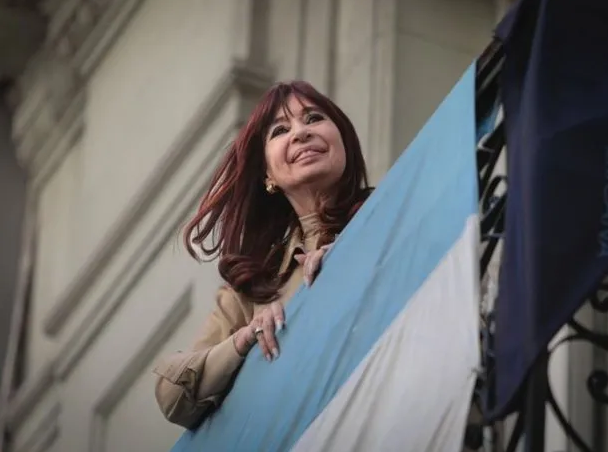 Cristina Kirchner celebró la gratuidad universitaria y aseguró que «ese es el país que Milei quiere destruir»