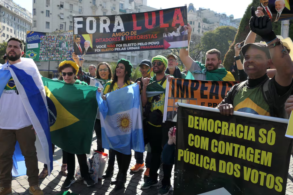 La justicia argentina ordena la detención de 61 bolsonaristas reclamados por Brasil por el intento de golpe contra Lula