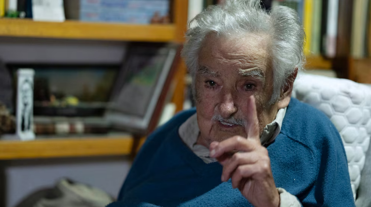 Pepe Mujica: “La vieja Kirchner está al frente del peronismo jodiendo, en lugar de dejar a las nuevas generaciones; ¡cómo le cuesta largar el pastel!”