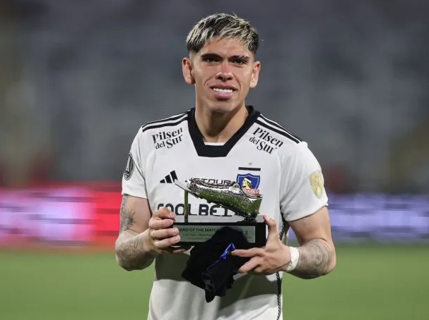 Carlos Palacios se puso la camiseta de Boca antes de oficializar su llegada