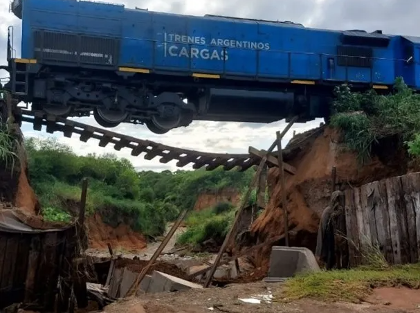 Salta: un tren de carga quedó suspendido en el aire tras el derrumbe de un puente