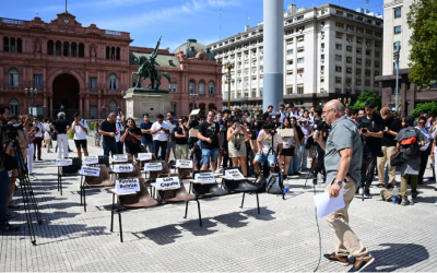 Docentes y estudiantes de la UBA dieron una clase pública frente a la Casa Rosada para reclamar fondos