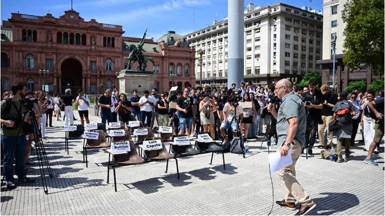 Docentes y estudiantes de la UBA dieron una clase pública frente a la Casa Rosada para reclamar fondos