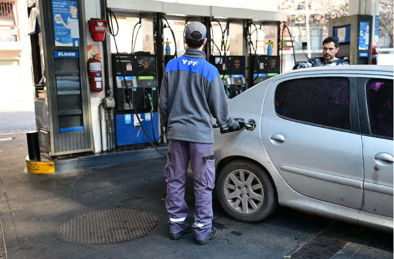 YPF bajará 4% los precios de la nafta y el gasoil a partir de este jueves