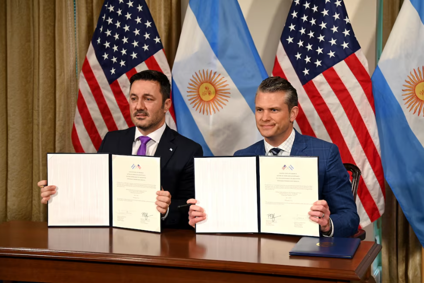 Argentina y EEUU profundizan su alianza: Defensa firmó con el Pentágono un convenio por 207 blindados Stryker