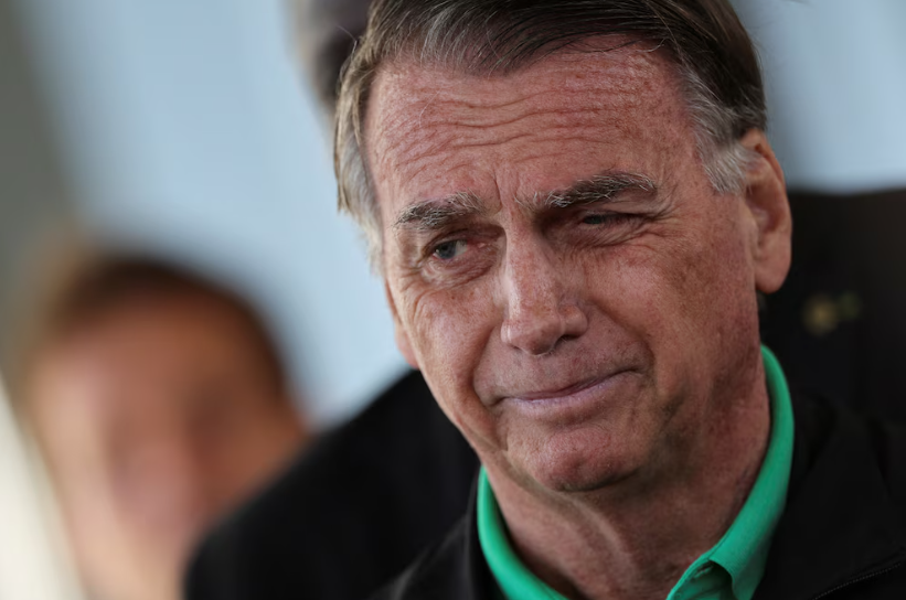 Jair Bolsonaro deberá usar una tobillera electrónica y tiene prohibido acceder a redes sociales