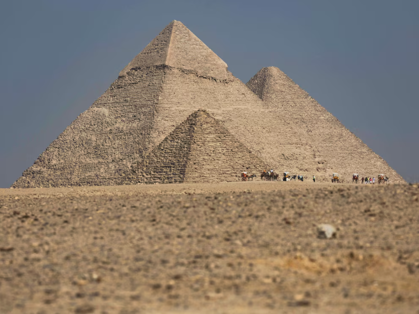 Un misterioso hallazgo bajo la arena junto a las pirámides de Giza despierta especulaciones