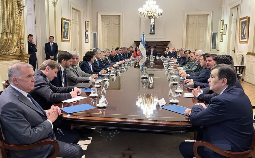 En medio del acecho opositor, el Gobierno proyecta convocar a las provincias para acercar posiciones