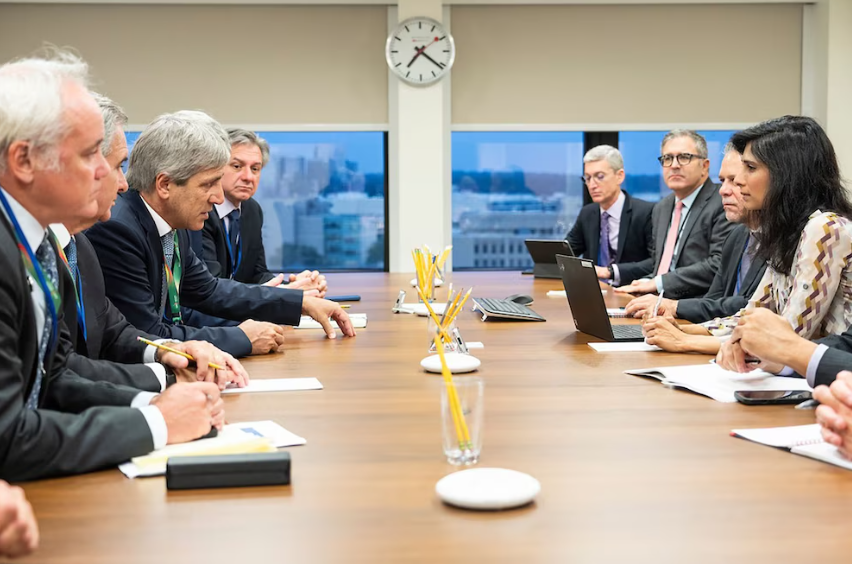 Con enviados en Washington, el Gobierno sigue negociando con el FMI y se alarga la definición por el desembolso