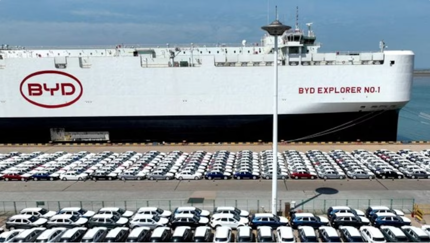 Luis Caputo explicó el impacto que espera en el mercado por la llegada de un barco con 5.000 autos chinos al país