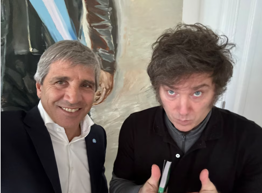 “Destruir al peso”: el Gobierno profundiza la competencia de monedas y se diferencia de la convertibilidad