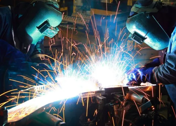 La industria sigue sufriendo las políticas libertarias: el índice de producción cayó casi 4% interanual
