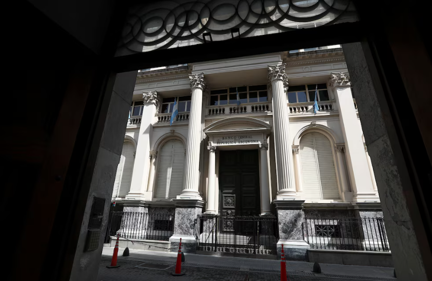 Remonetización: el objetivo clave del Gobierno para reactivar la economía que se hace esperar